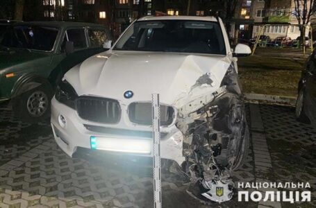 У Тернополі водій “BMW X5” врізався в “Ланоса” і втік з місця аварії
