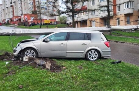 У Тернополі на “Канаді” водій легкового авто збив електричну опору (ФОТО)