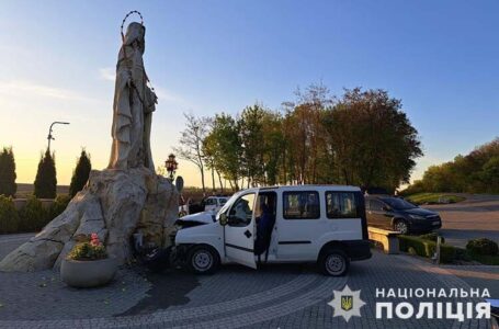 У Чортківському районі водійка “Фіату” в’їхала у скульптуру (ФОТО)