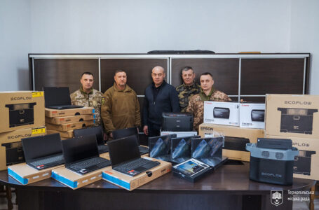 Нові багатоканальні швидкі зарядки “Bandera Power” для наших Захисників з Тернополя – Сергій Надал