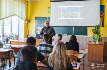 З ініціативи Сергія Надала у школах Тернополя розпочали проєкт «Історія України – історії Героїв»