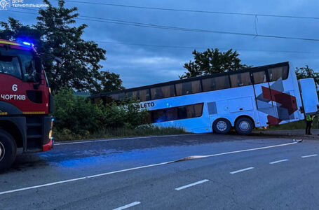 У Чорткові рейсовий автобус заїхав у кювет (ФОТО)