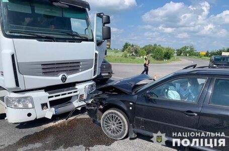 На трасі Тернопіль – Ланівці зіткнулися вантажівка і два легкових авто