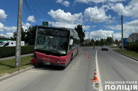 У Тернополі водій автобуса заїхав в електроопору. Троє людей травмовано