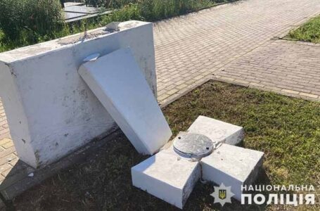 У Тернополі на кладовищі водій автомобіля збив пам’ятний хрест