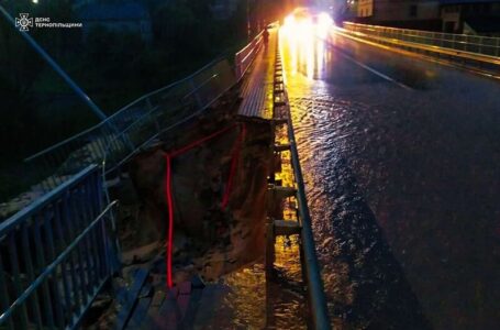 У Струсові негода пошкодила капітально відремонтований міст (ФОТО)