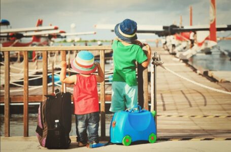 Подорож з дитиною: коли їх можна розпочинати та як безпечно організувати поїздку