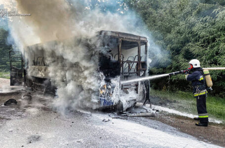 Поблизу Гусятина згорів рейсовий автобус (ФОТО)