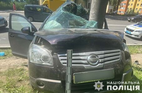 Аварія у Тернополі: автомобіль Nissan врізався у бетонний стовп (ФОТО)
