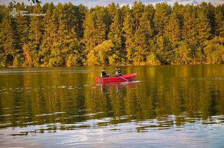 У Кокошинцях перекинувся човен: під водою зник 40-річний чоловік