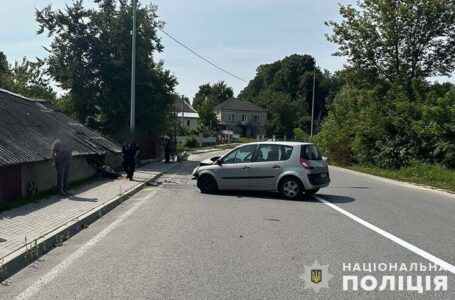 У Дарахові водійка “Рено” врізалася у господарську будівлю