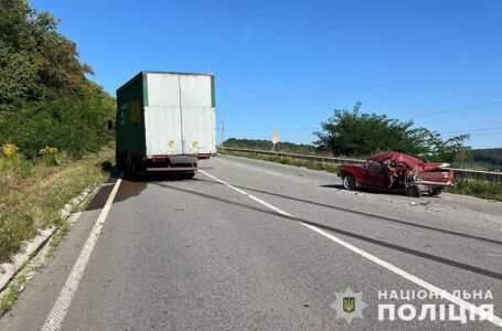 На Бережанщині водій вантажівки в’їхав у “Жигулі”. Є травмовані