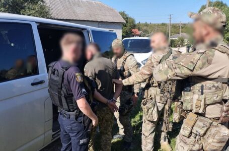 На Тернопільщині чоловік у військовій формі стріляв у людей: двоє загиблих і троє поранених