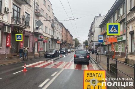 У центрі Тернополя водійка “Шкоди” збила жінку на переході