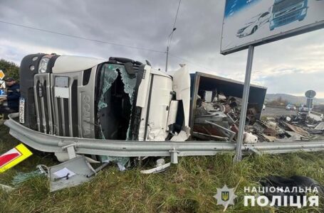 Поблизу Кременця перекинулася вантажівка. Водій в реанімації