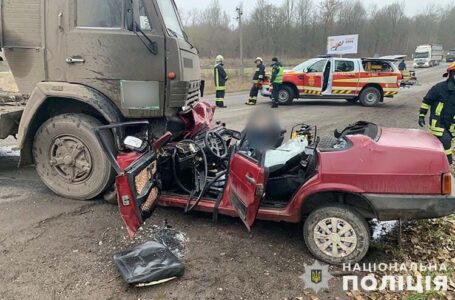 Біля Збаража КамАЗ розчавив легковика: одна людина загинула і двоє травмованих