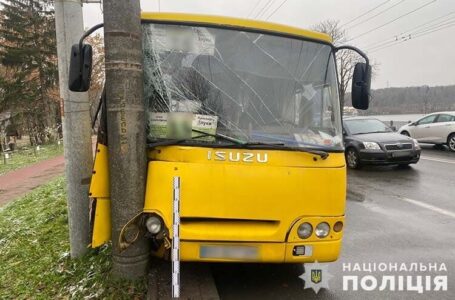 У Тернополі водій маршрутки в’їхав у стовп (ФОТО)