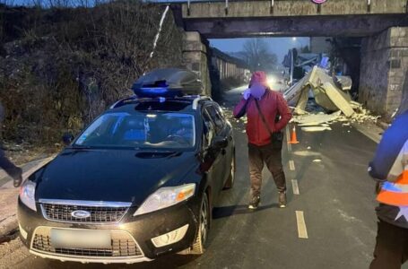 ДТП у Тернополі: висока вантажівка трішки застрягла під Гаївським мостом