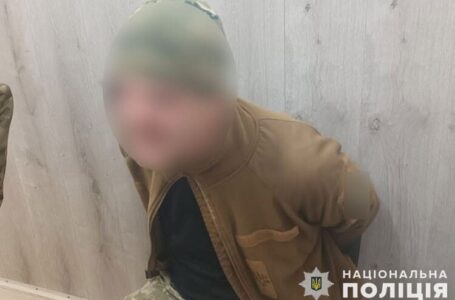 У Тернополі біля автовокзалу п’яний чоловік погрожував ножем працівниці кафе