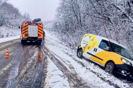 У Борщівській громаді автомобіль “Укрпошти” заїхав у кювет