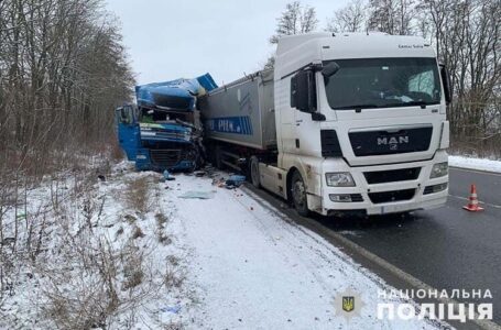 На підволочиській трасі зіткнулися дві вантажівки. Один водій в реанімації