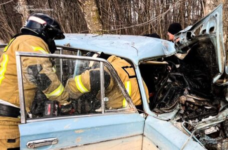 У Гермаківці водій “Жигулів” заїхав у дерево. Троє людей травмовано