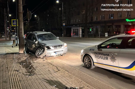 У Тернополі нетверезий водій заїхав в електричну опору (ФОТО)