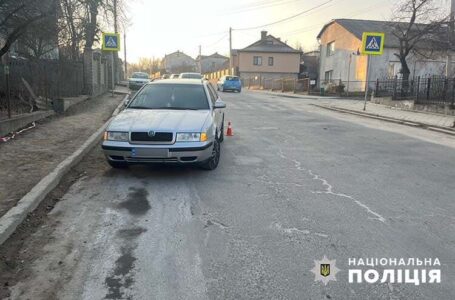 У Чорткові під колеса автомобіля потрапила жінка