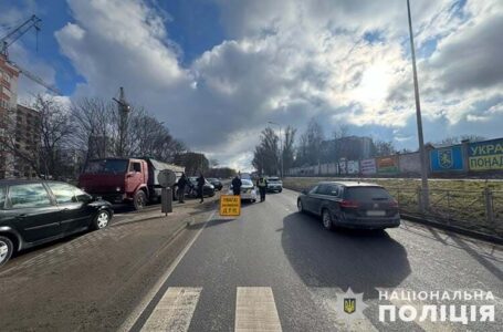 Аварія у Тернополі: водійка “Хонди” в’їхала у вантажівку