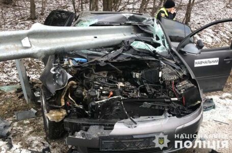 У Микулинцях навчальний автомобіль влетів у відбійник. Водій втік