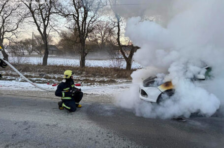 Поблизу Чорткова на дорозі загорівся автомобіль (ФОТО)