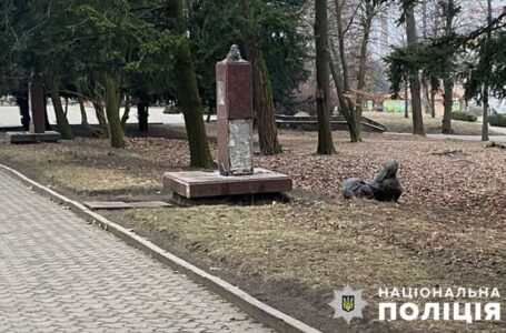 У Тернополі у Старому парку розбили шість пам’ятників (ФОТО)