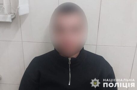 Житель Товстенської громади спочатку викликав поліцейських, а потім погрожував їм сокирою