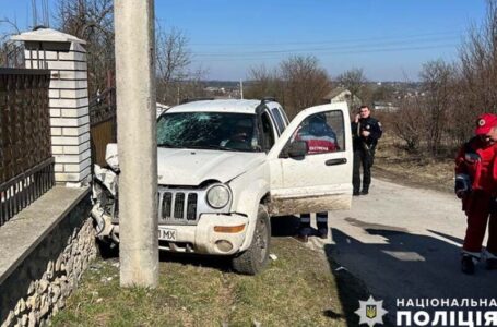 У Залізцях водій джипа заїхав у стовп