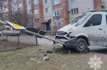 У Тернополі нетверезий водій збив дорожній знак (ФОТО)