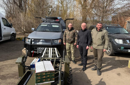 Сергій Надал на фронті передав воїнам 105 бригади ТРО автомайстерню та дрон для мінування “Гулівер”