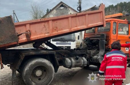 У Кременці під час розвантаження автомобіля загинув водій
