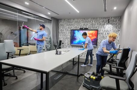 Офісні меблі – як губка для бруду: що приховують крісла, дивани та ковролін у компаніях