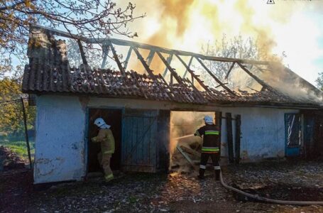 На Кременеччині згоріла господарська будівля (ФОТО)