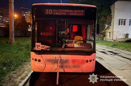 У Тернополі під час екстреного гальмування тролейбуса жінка впала і зламала руку
