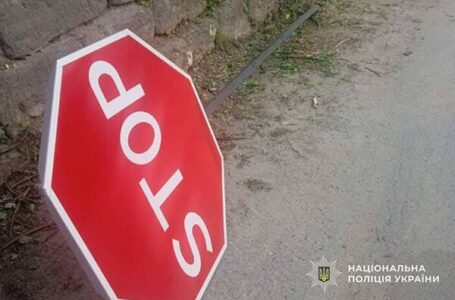У Кременці троє 17-річних юнаків пошкодили дорожні знаки