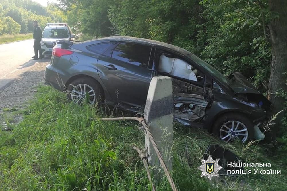 На трасі Тернопіль – Підволочиськ водійка “Форда” в’їхала у дерево