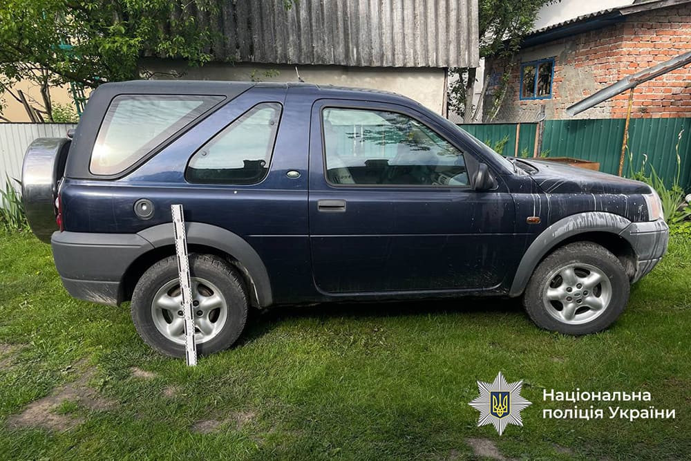 У Гусятині хлопець та дівчина підпалили військовий автомобіль (ФОТО, ВІДЕО)