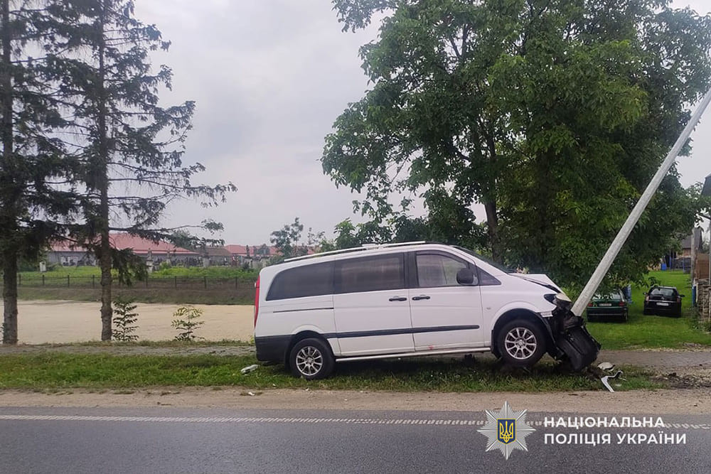 У Великому Ходачкові водій буса заїхав у стовп. Троє травмованих