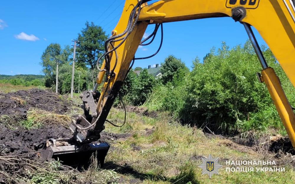 На Бучаччині чоловік самовільно почистив потічок. Що йому за це буде?