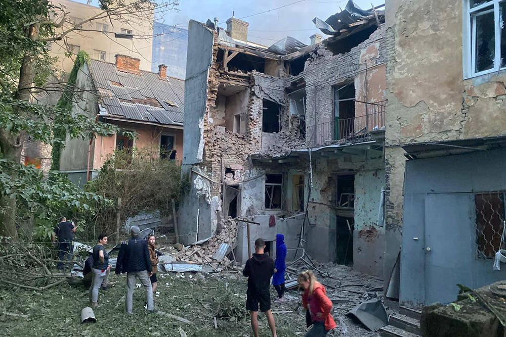 У Львові ворожий безпілотник влучив у житловий будинок