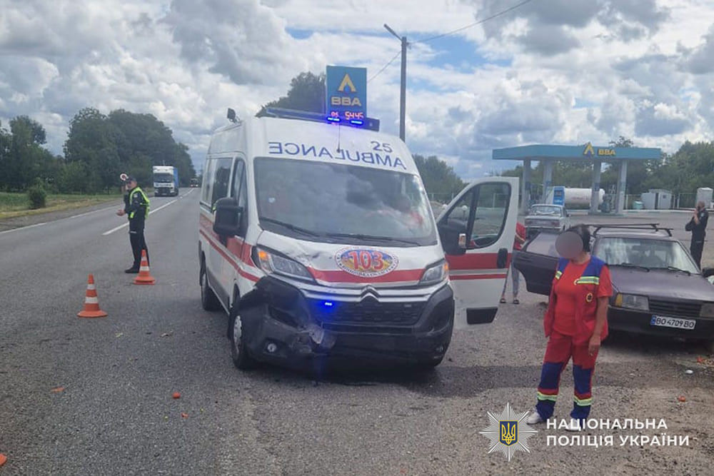 В Озерній автомобіль швидкої потрапив у ДТП. Троє людей травмовано