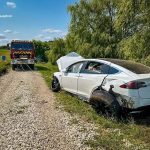 На Збаражчині автомобіль “Тесла” заїхав у ставок