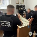 10000 доларів за перетин кордону: у Тернополі затримали свіженького хабарника