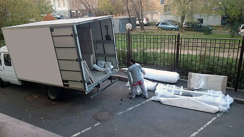 Завантаження меблів у вантажне авто